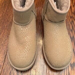 Cozy Beige Ankle Boots with Shearling Lining